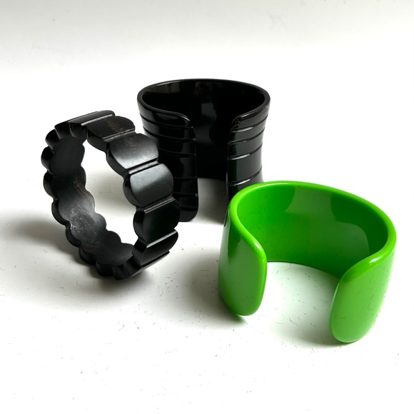 A Dozen Lucite, Plastic, & Celluloid  Bangle Bracelets, Cuffs, Stretchies - Picture 3 of 14